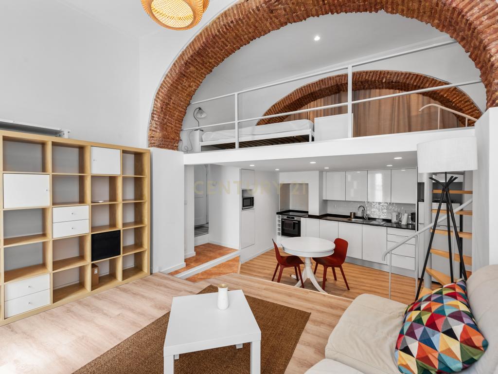 Loft T0+1 Renovado em Alcântara a 50 metros da futura estação de metro de Alcântara - Image 2