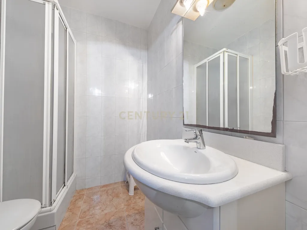 Apartamento luminoso com varanda e pátio na La Bòbila – Sitges - Image 13