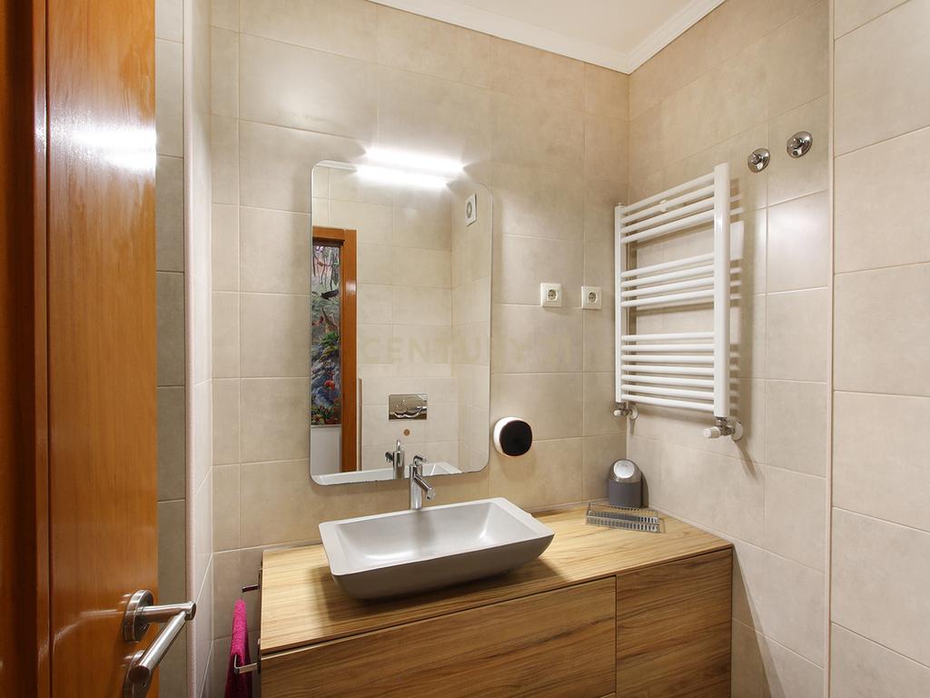 Apartamento T3 com 2 Estacionamentos e Arrecadação no Centro de Mem Martins - Image 14