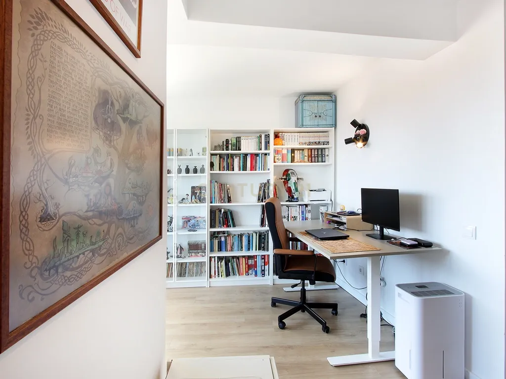 Apartamento T3 com vista p/ Serra Sintra e parqueamento em Rio de Mouro, Sintra - Image 13