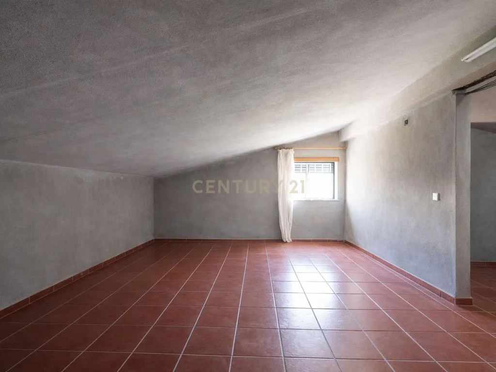 OPORTUNIDADE ÚNICA NA LOUSÃ – MORADIA COM GRANDE POTENCIAL (habitação e comércio) - Image 27