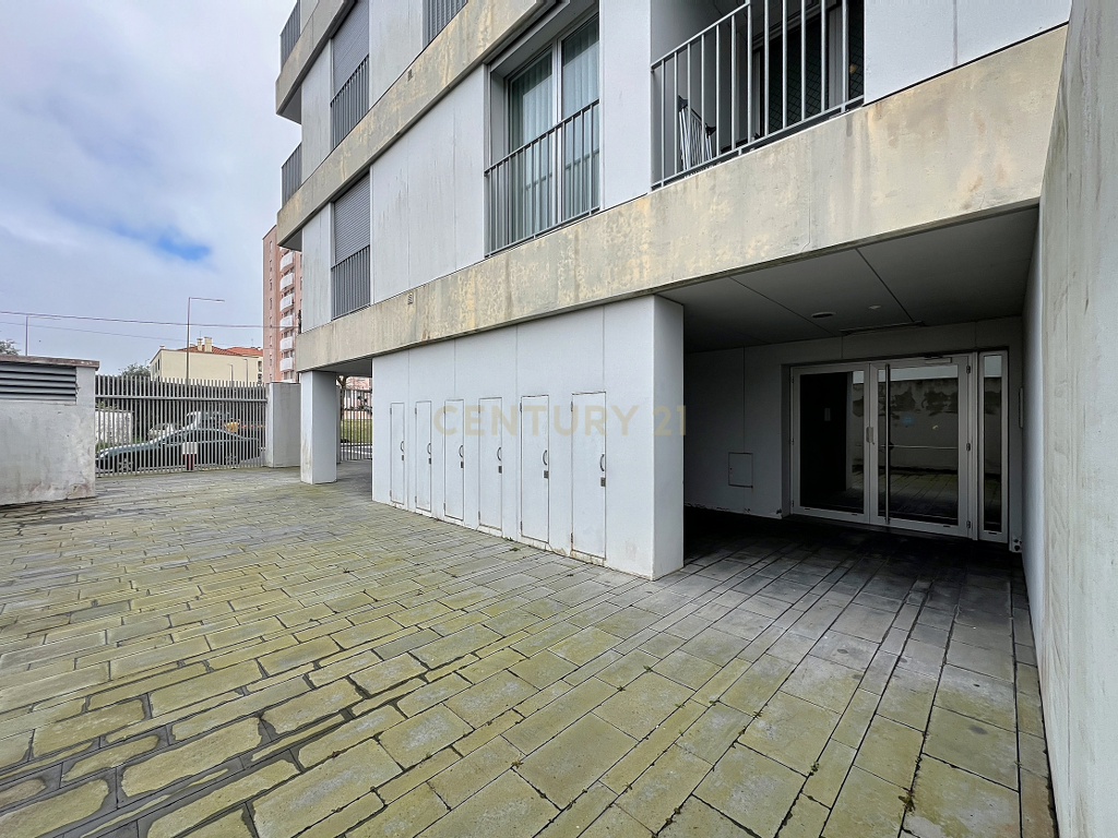 Excelente T2 com Bons Acabamentos e Acesso Rápido ao Centro Ponta Delgada! - Image 3