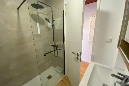 Encantador Apartamento T1 Renovado para Arrendamento de Longa Duração – Amadora, Lisboa - Image 11