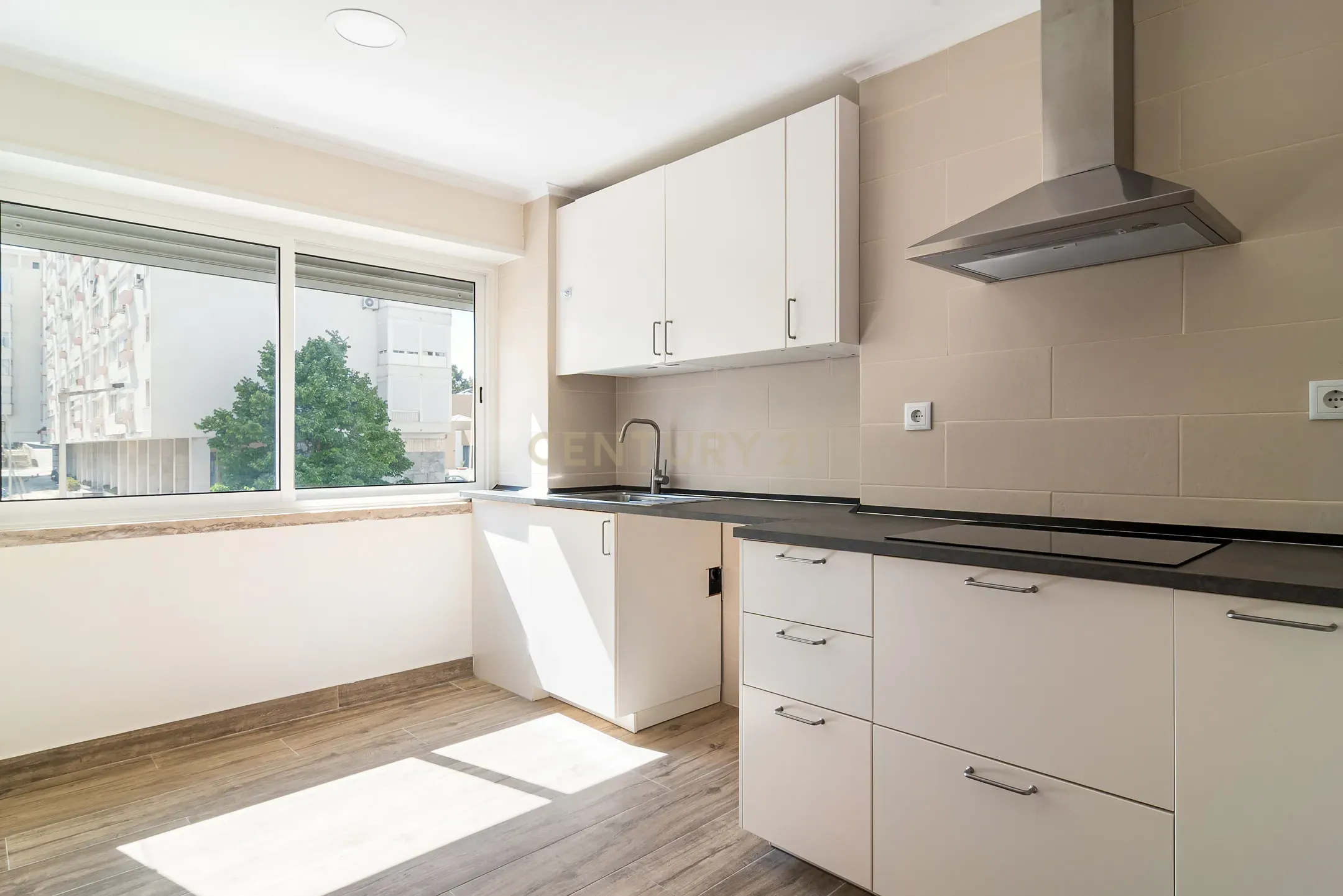 T2 com 130 m² para Arrendamento | Varanda com Vista para Jardim | Elevador - Image 11
