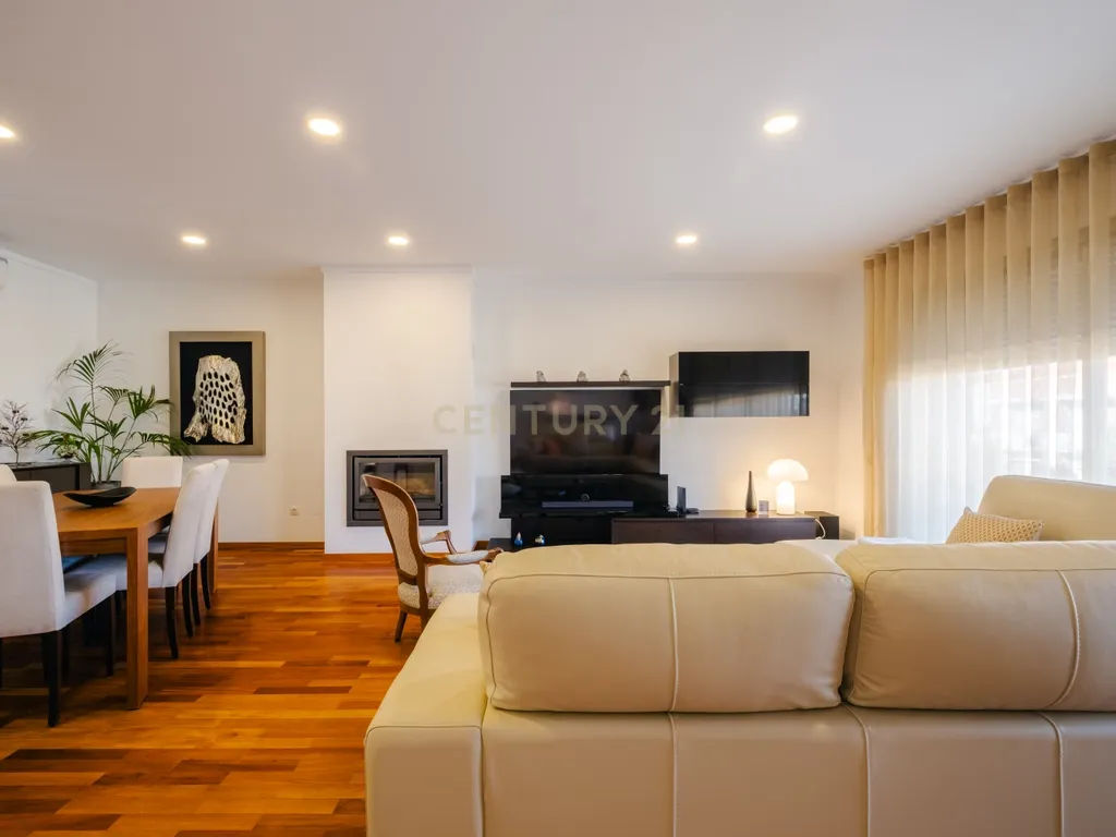Moradia T4 com 255 m², Suíte Generosa, Jardim e Garagem para 3+ Viaturas | Astromil, Paredes - Image 3