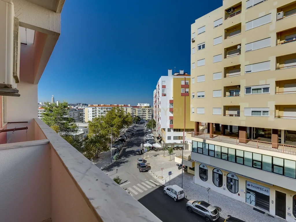 T3 RENOVADO COM VARANDAS E PARQUEAMENTO, EM ALMADA - Image 23