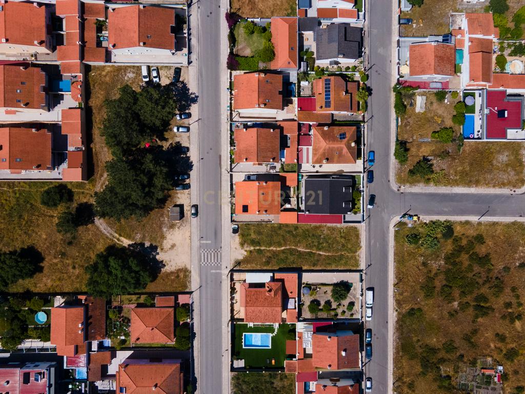 Moradia T2 Geminada com Aproveitamento de Sótão na Quinta do Conde - Image 3