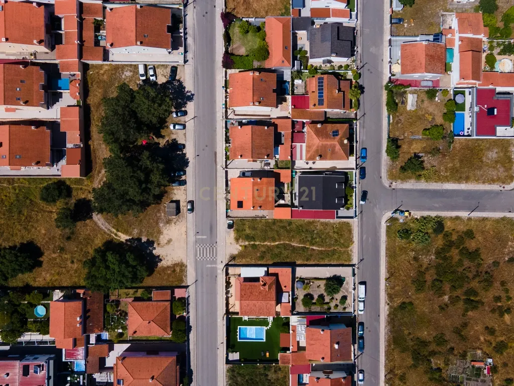 Moradia T2 Geminada com Aproveitamento de Sótão na Quinta do Conde - Image 3