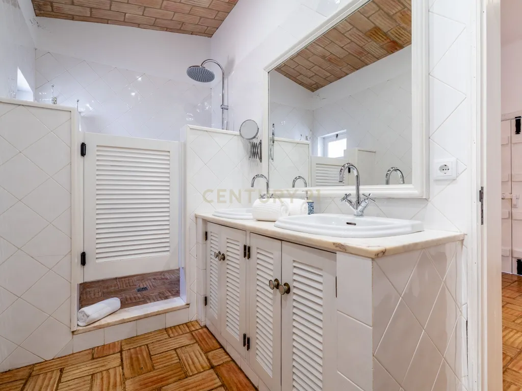 Moradia Exclusiva Térrea com Piscina Aquecida, Jardim e Total Privacidade na Urbanização Serra e Mar - Image 43