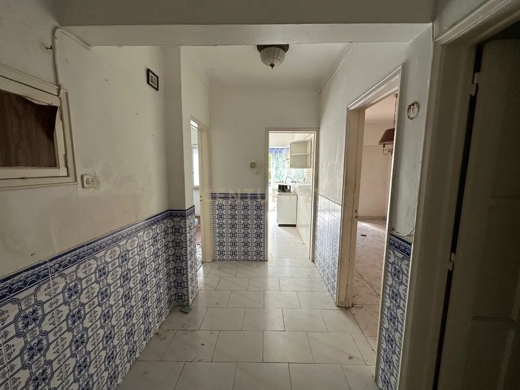 Apartamento T1 para Remodelação – Praça do Brasil, Setúbal - Image 10