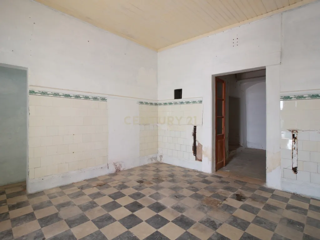 Apartamento e arrumos para venda em Borba - Image 6