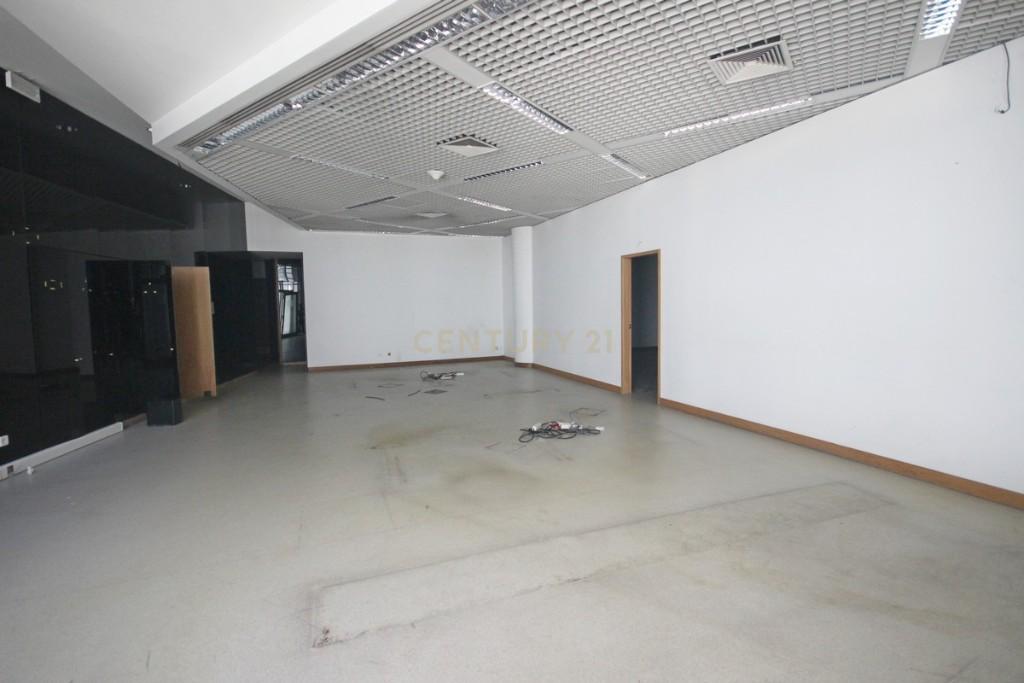 Loja para Comércio/Serviços na Zona Histórica de Santarém - Image 1