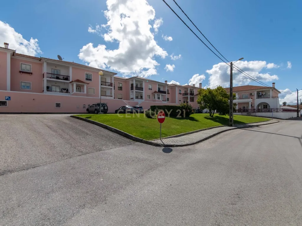 Espaçoso Apartamento T2 Póvoa da Galega com Terraço e Vista Desafogada - Image 32