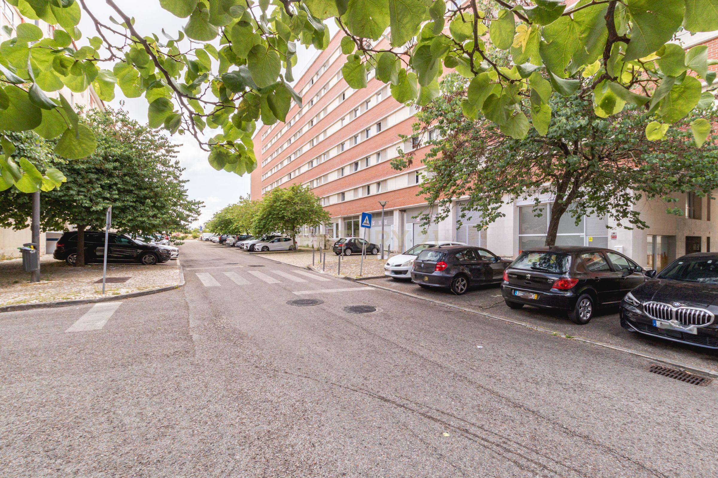 Apartamento T2 com Vista Panorâmica em Lisboa - Image 26