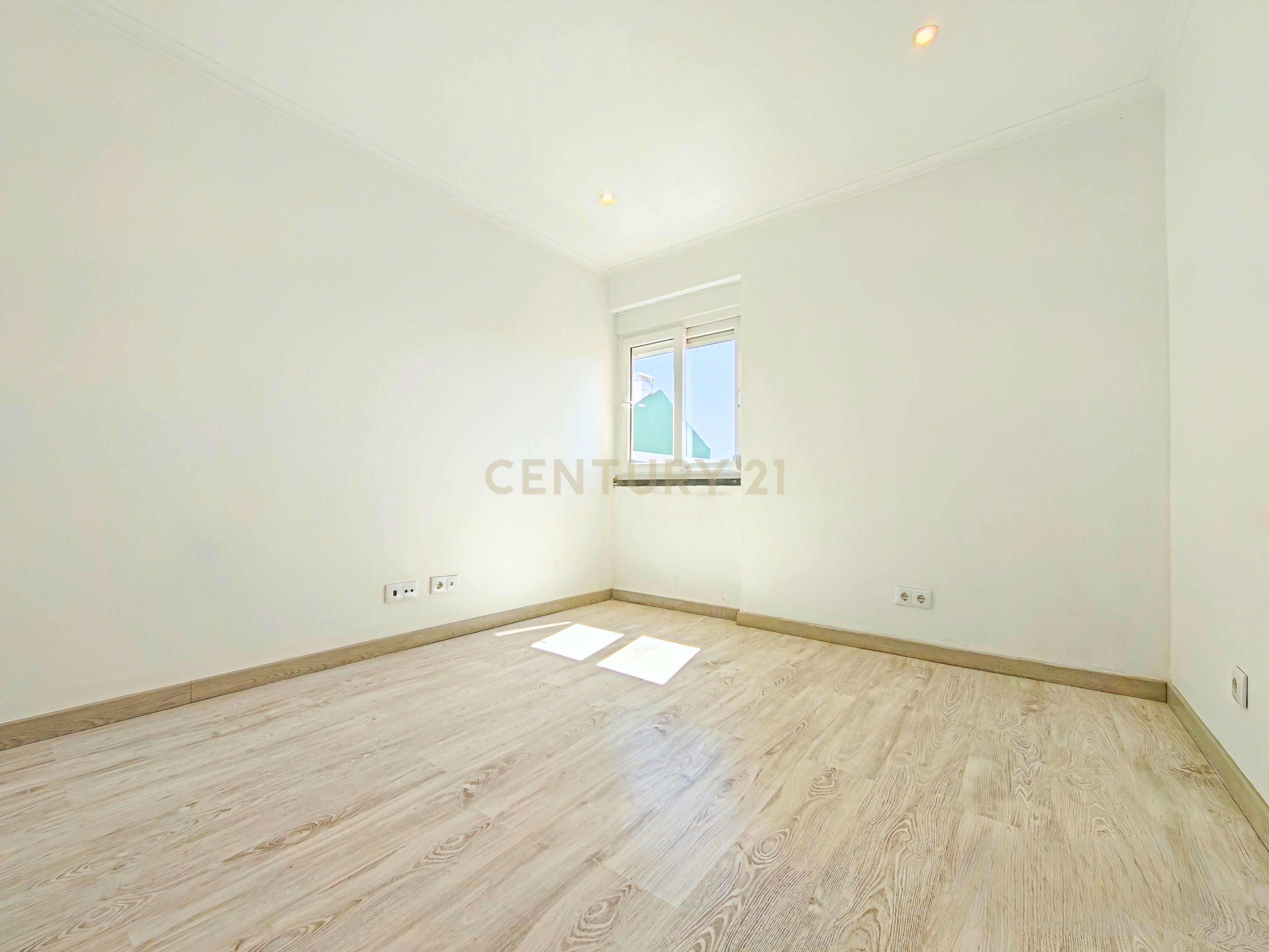 Fotografia 11 de T2 Duplex Remodelado com Espaço Extra no Sótão em Benfica