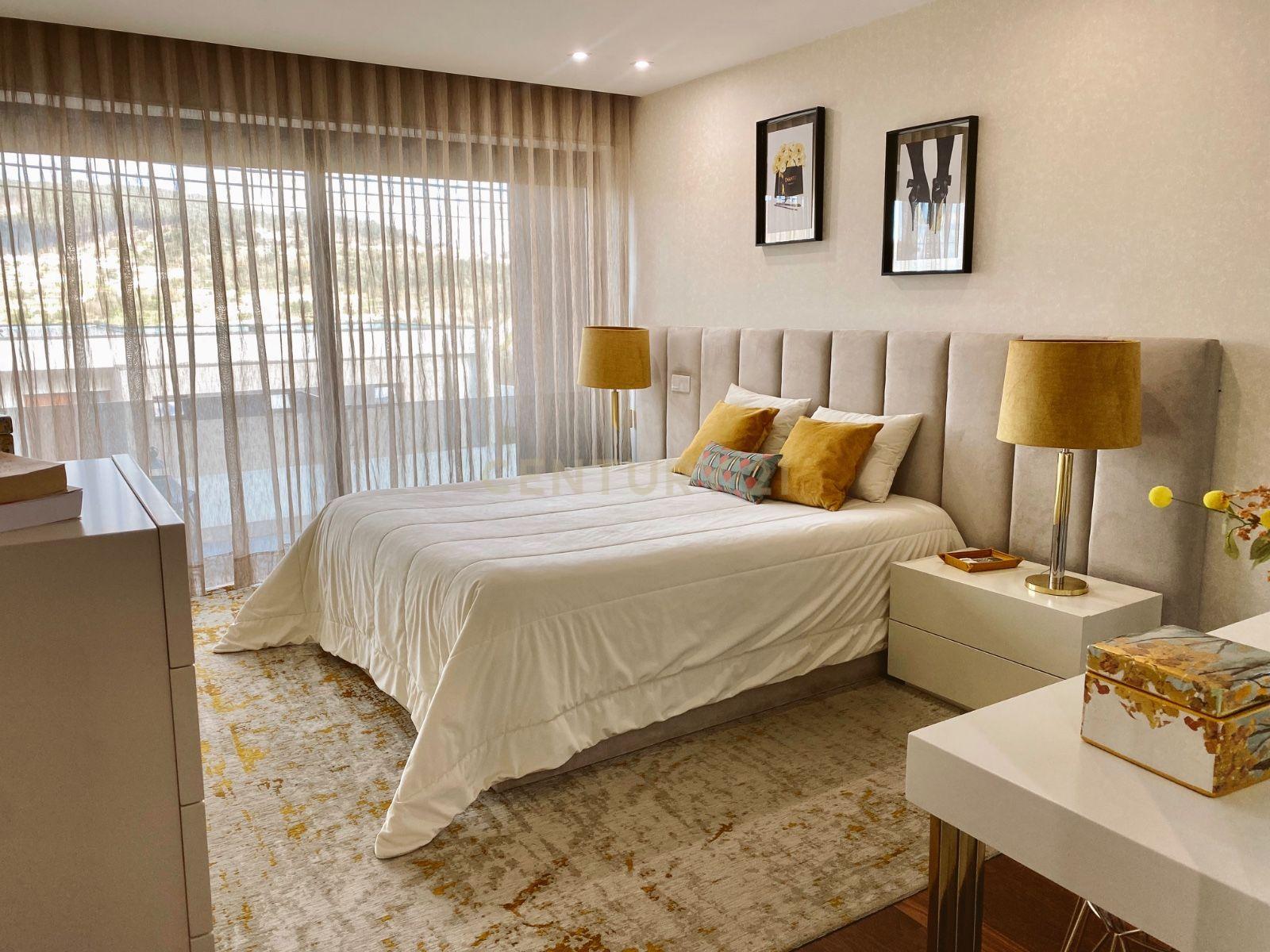 Luxuosa Moradia Isolada T3 em Guimarães com Vista para a Montanha - Image 11