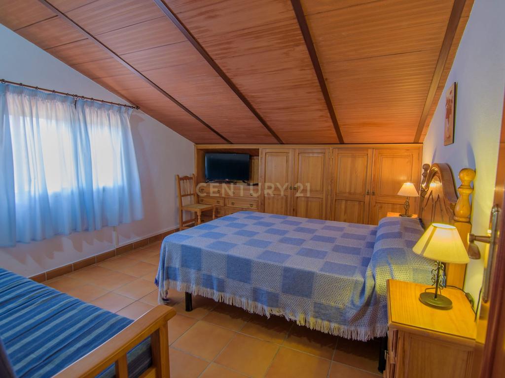 Uma propriedade rural rodeada pela natureza com uma casa de dois andares, piscina privada vedada e terraço para banhos de sol, licença turística, um olival produtivo, instalações para animais adaptáveis ​​e acesso pavimentado a apenas 10 minutos de Ronda. - Image 30