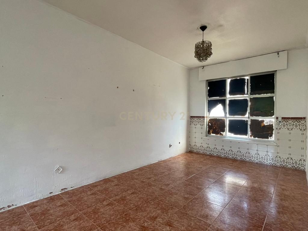 Apartamento T2 para Reabilitar, em São Sebastião, em Setúbal - Image 3