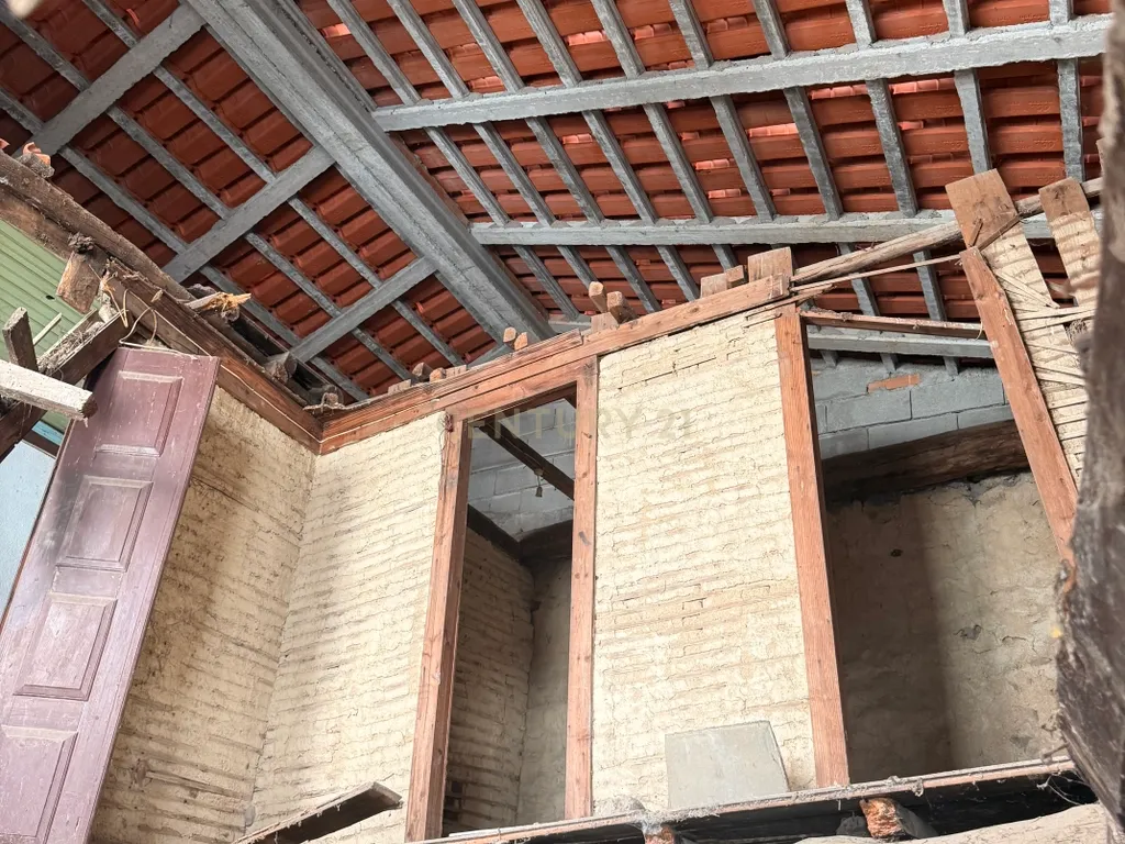 Imóvel Para Reconstrução Acessível em Localização Privilegiada - Image 3