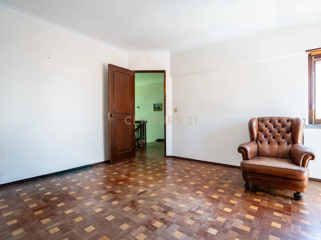 MORADIA T5 C/ TERRAÇO E JARDIM ALFRAGIDE - Image 27