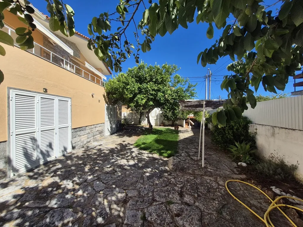 Moradia T3 Mobilada com Jardim e Garagem no Livramento, Estoril - Image 24