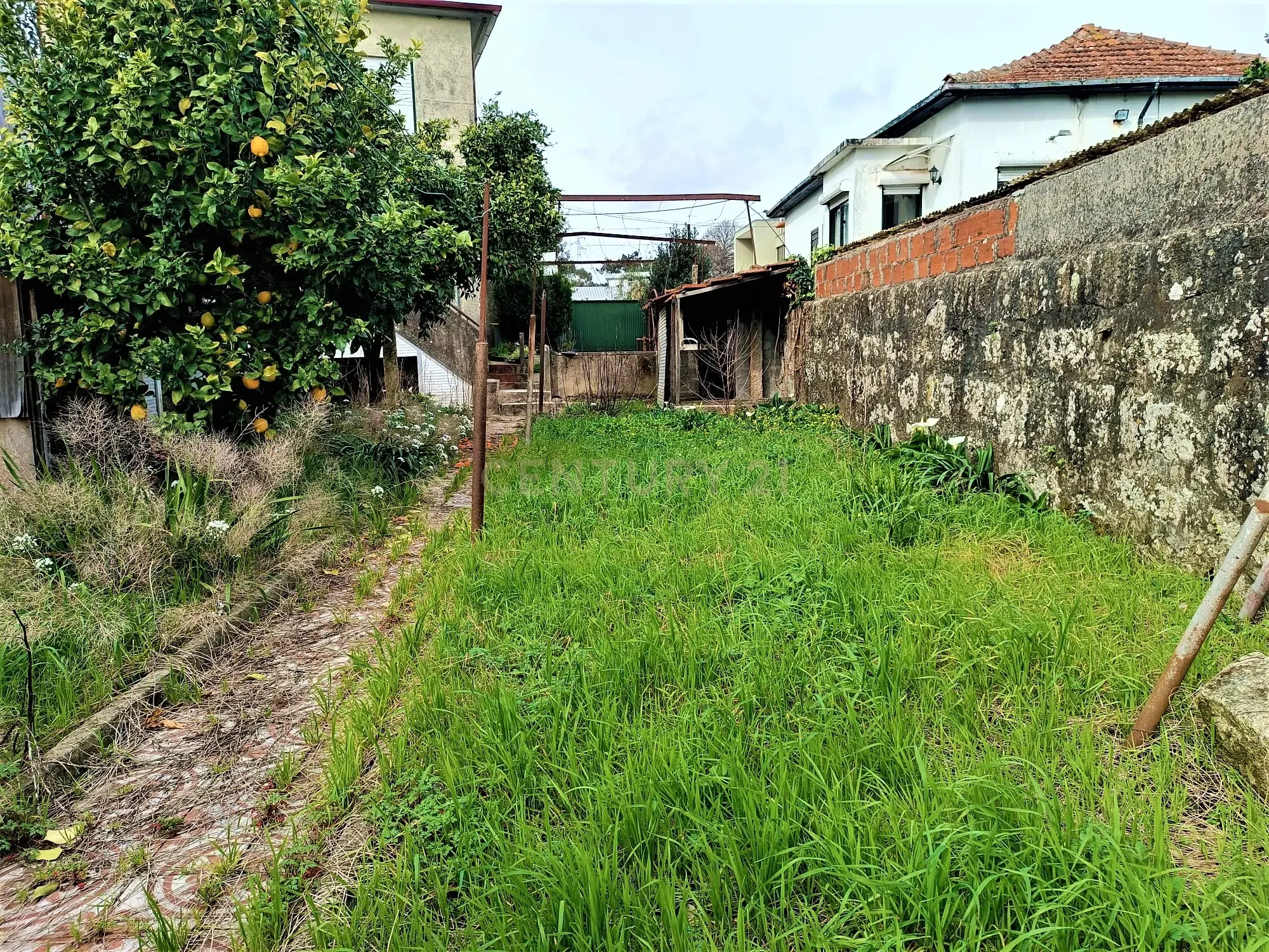 Moradia bifamiliar com cinco quartos, terreno e água para reconstrução no coração da Cidade da Maia, em Gueifaes - Image 46