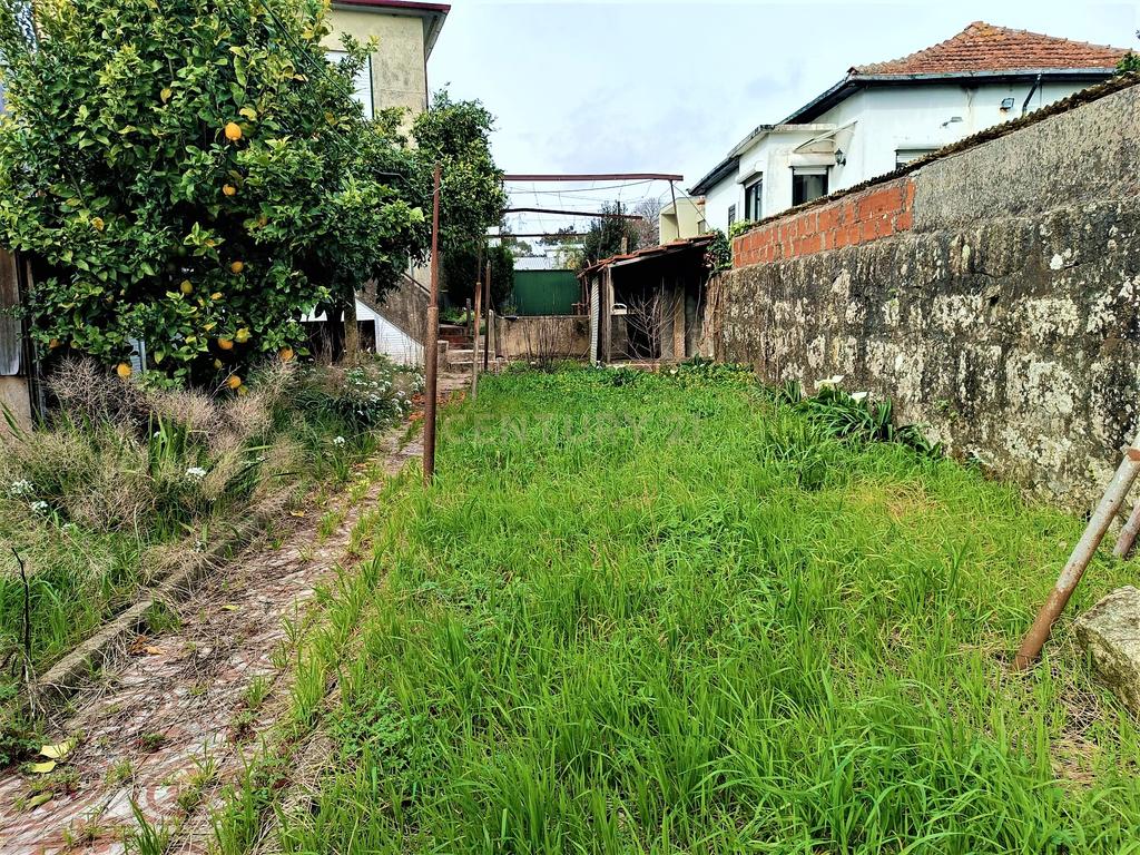Moradia bifamiliar com cinco quartos, terreno e água para reconstrução no coração da Cidade da Maia, em Gueifaes - Image 46