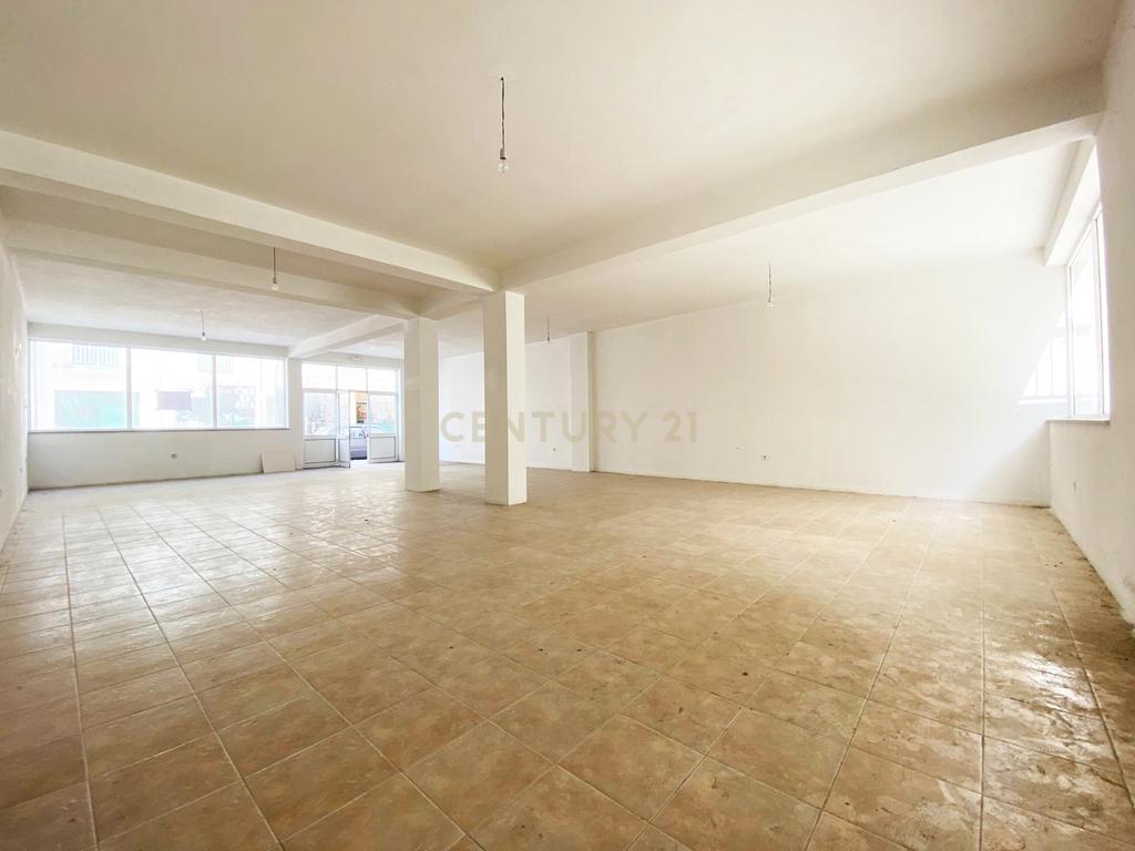 Duas Lojas com Box, em Castro Daire - Oportunidade Única! - Image 1