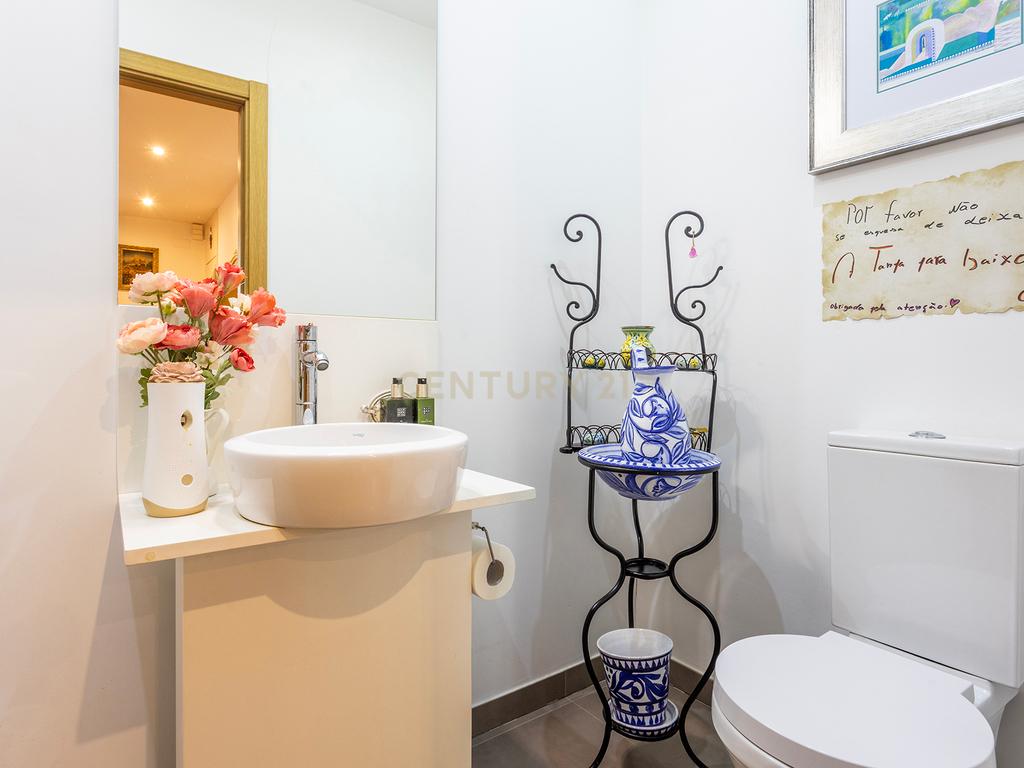 Apartamento T4 Duplex Renovado em Arroios, Lisboa - Image 23