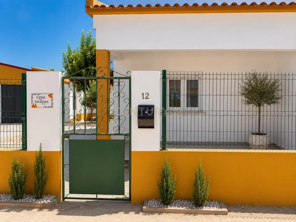 Duas moradias remodeladas com amplos espaços exteriores na Fajarda, Coruche - Image 1