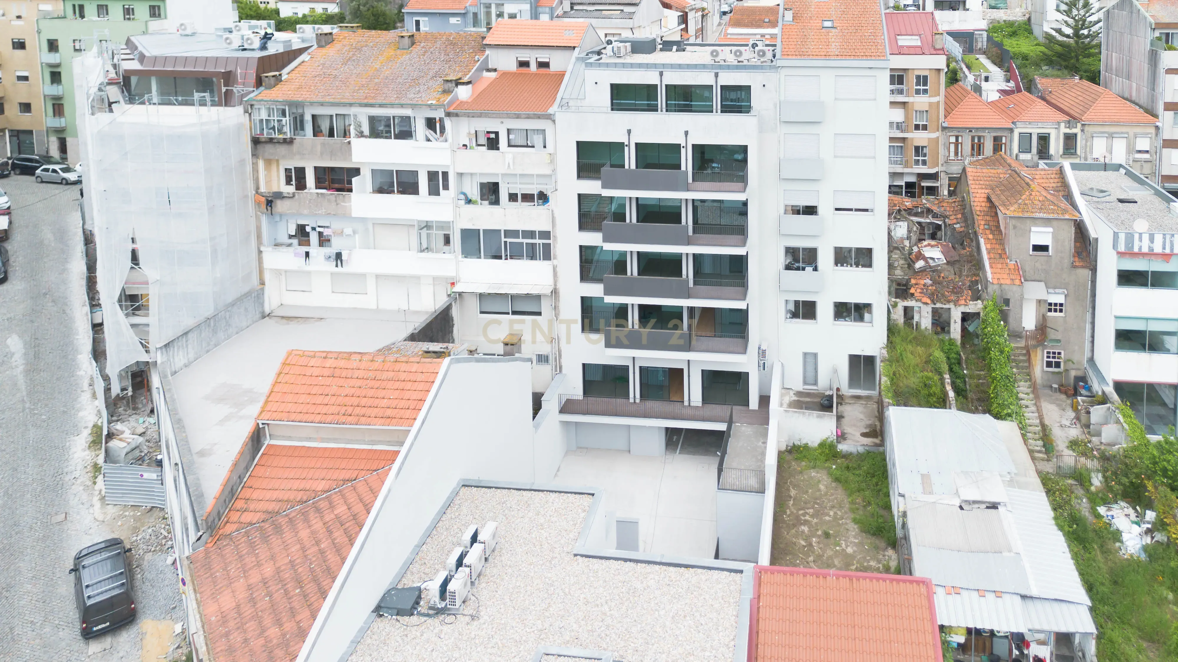 Apartamento T2+1 Duplex com Garagem, Arrumos e Amplas Varandas – Rua Aires Ornelas, Porto - Image 19