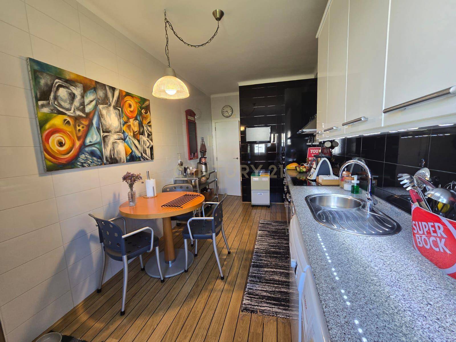 Apartamento T3 Transformado em T2 com Acabamentos de Luxo no Centro do Laranjeiro - Image 15