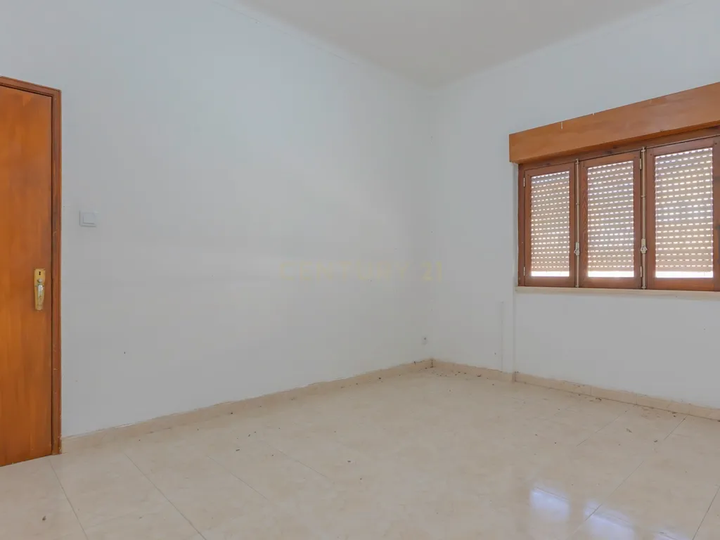 Moradia Isolada com Terreno de 1041 m² – Um Mundo de Possibilidades! - Image 13