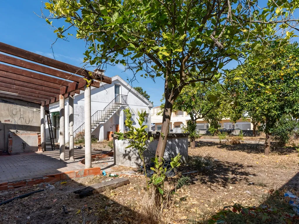 Moradia Isolada com Terreno de 1041 m² – Um Mundo de Possibilidades! - Image 80