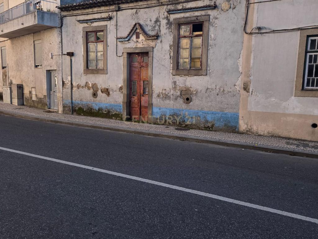 Moradia térrea com Vista para a Cidade em Localização Privilegiada - Image 1