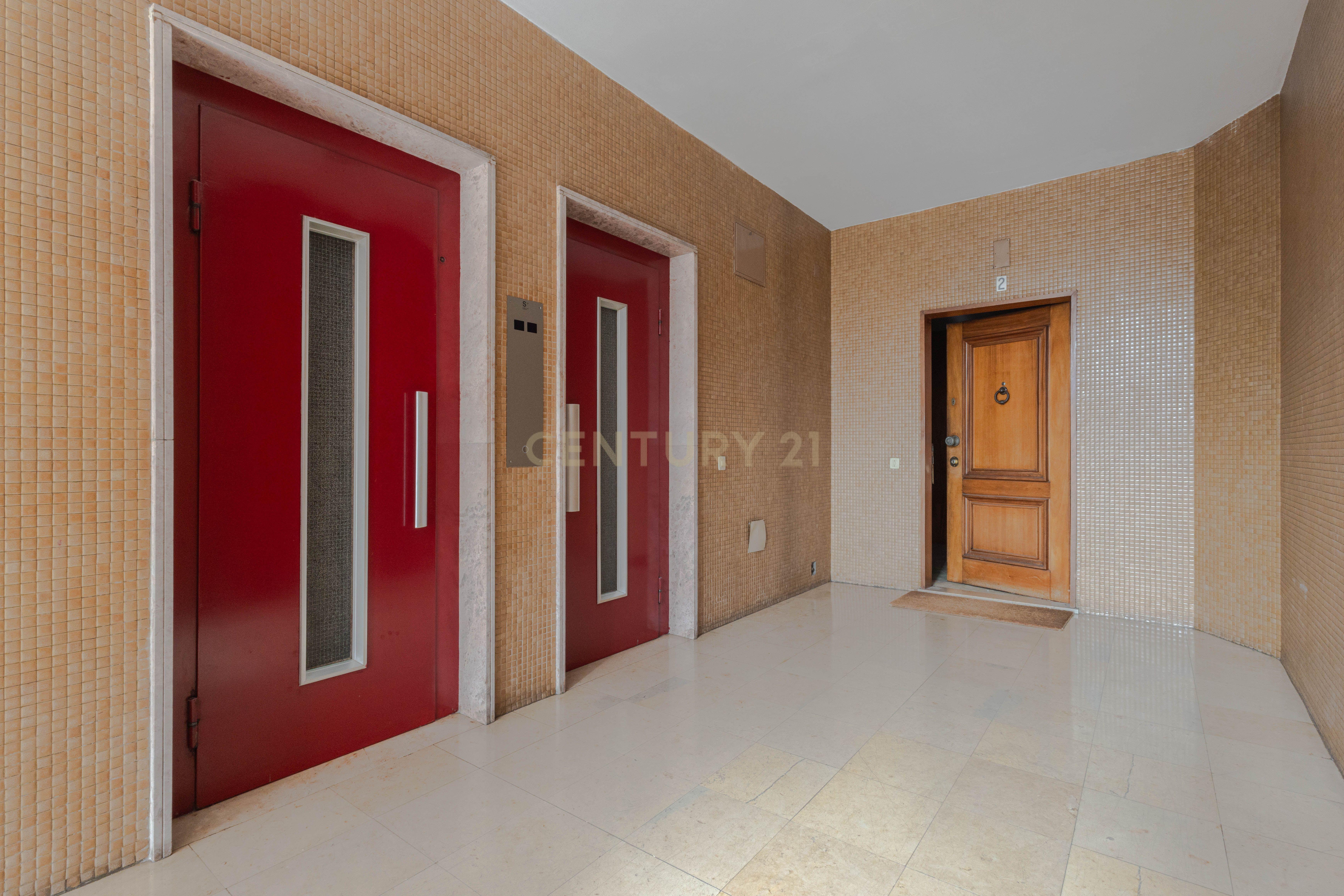 Fotografia 4 de Apartamento T4  Construção Ferreira do Santos 2 lugares de garagem +arrumos  na Avenida Fernão de Magalhães — Espaço, Potencial e Distinção no Coração da Cidade