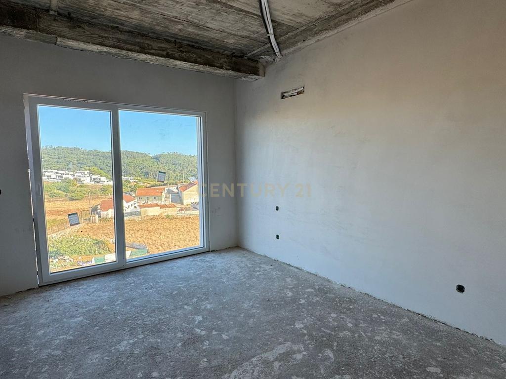 Moradia NOVA Moderna T4: PISCINA e JARDIM Conforto, Modernidade e Vistas Deslumbrantes - Image 22
