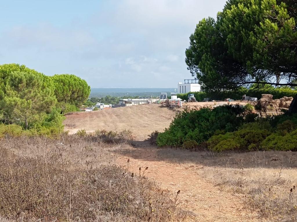 Terreno com área de 10.000m2 com projeto aprovado perto da Aldeia do Meco - Image 11