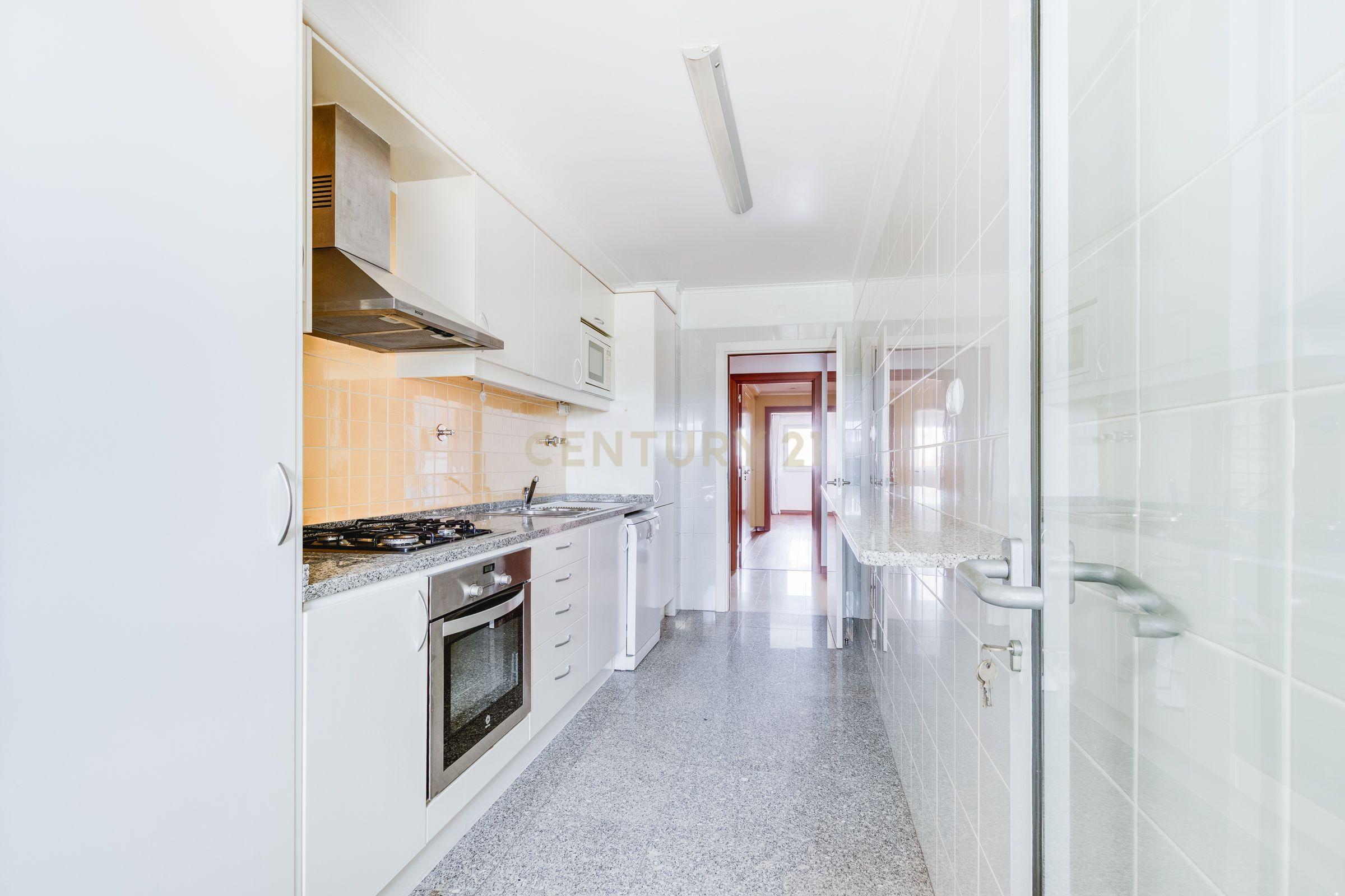Apartamento T2 com Vista Panorâmica em Lisboa - Image 9