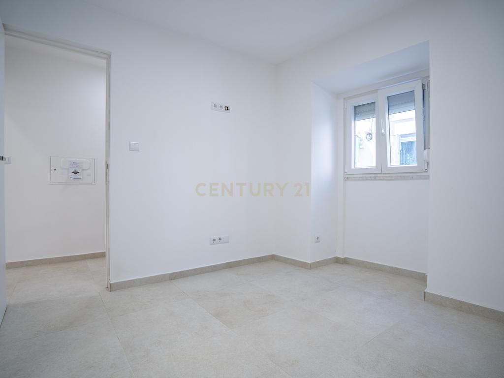 Apartamento T2 RC, Rua do Mato Grosso, Santa Engrácia, São Vicente - Image 11