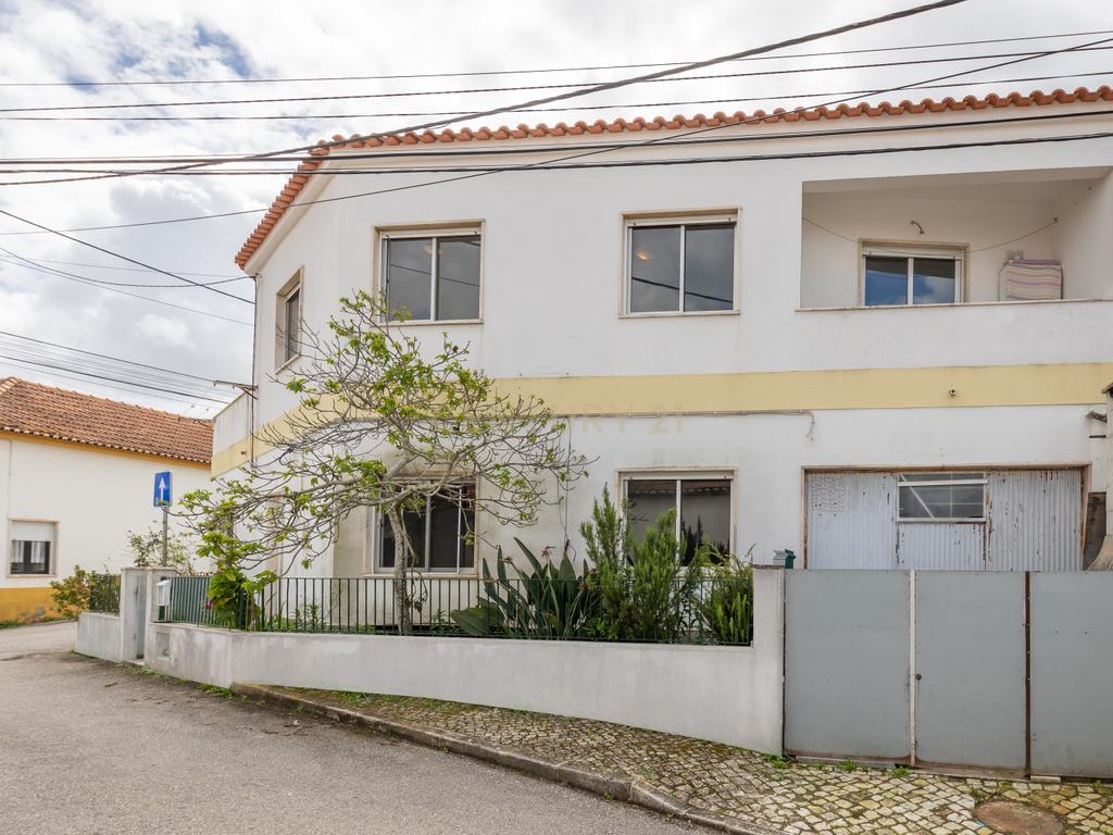 Moradia T3 na Quinta do Anjo com Vista Panorâmica e Garagem - Image 4