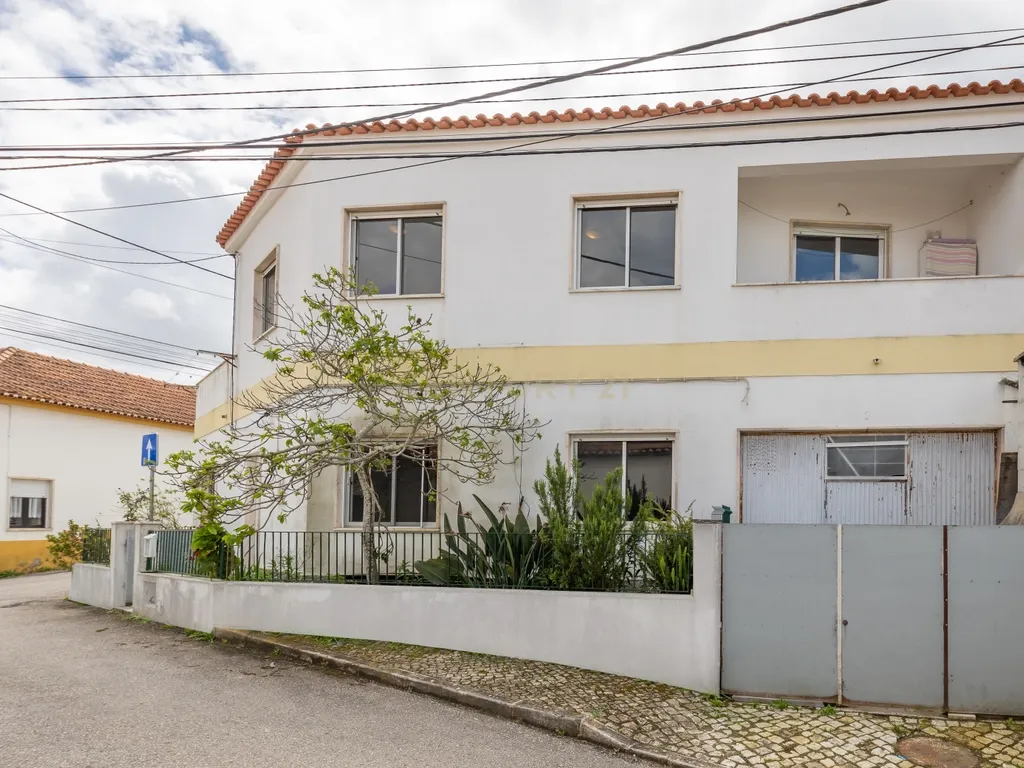 Moradia T3 na Quinta do Anjo com Vista Panorâmica e Garagem - Image 4