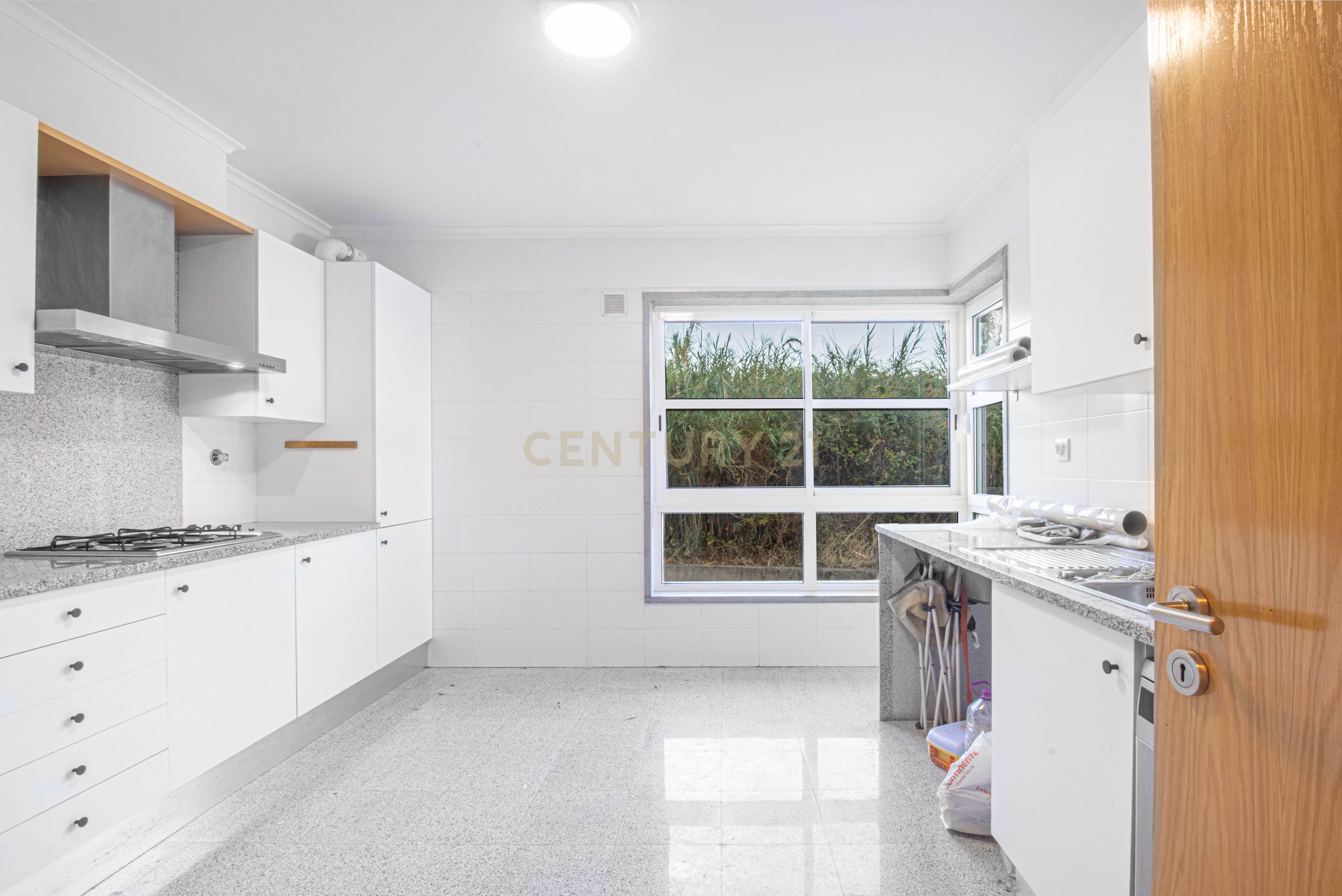 Fotografia 7 de Apartamento T3 em Carnide com Garagem