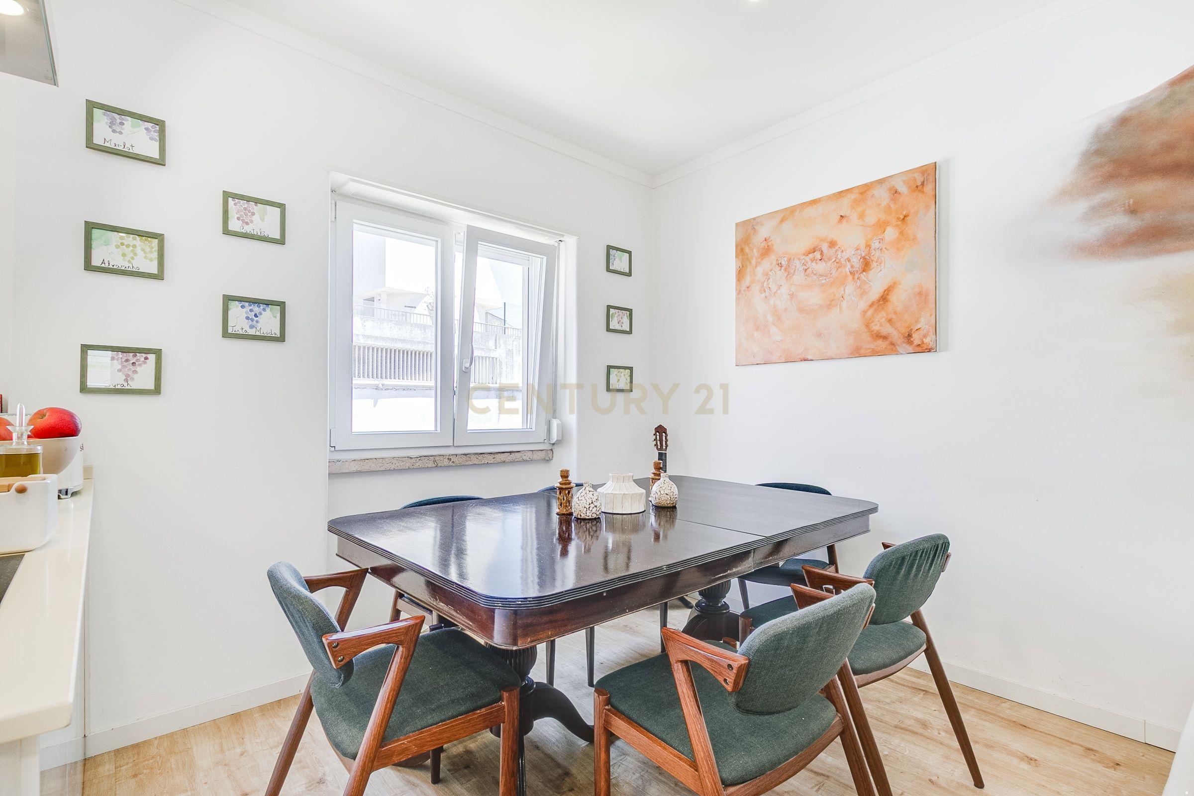 Apartamento T2 Remodelado com Varanda em Campo de Ourique, junto ao Jardim da Estrela - Image 7