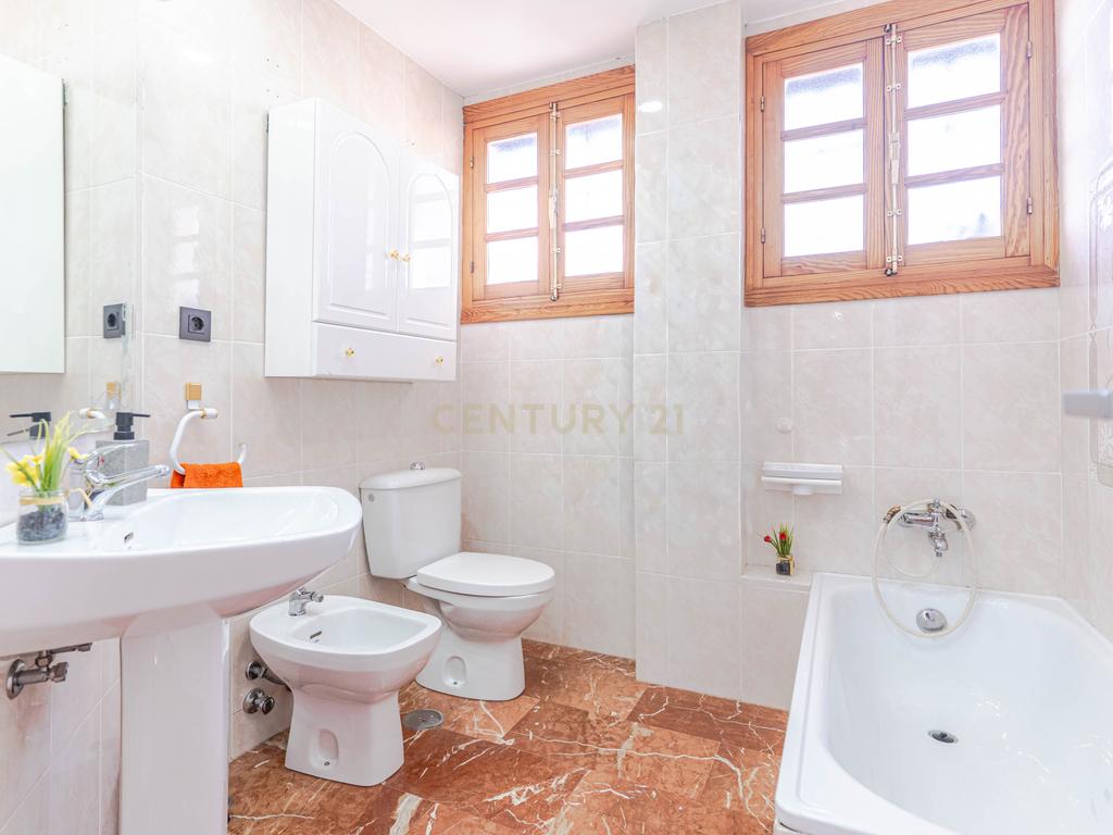 Moradia isolada em Otura com um terreno de 1.250 m², piscina, jardim e espaços para viver em paz - Image 22