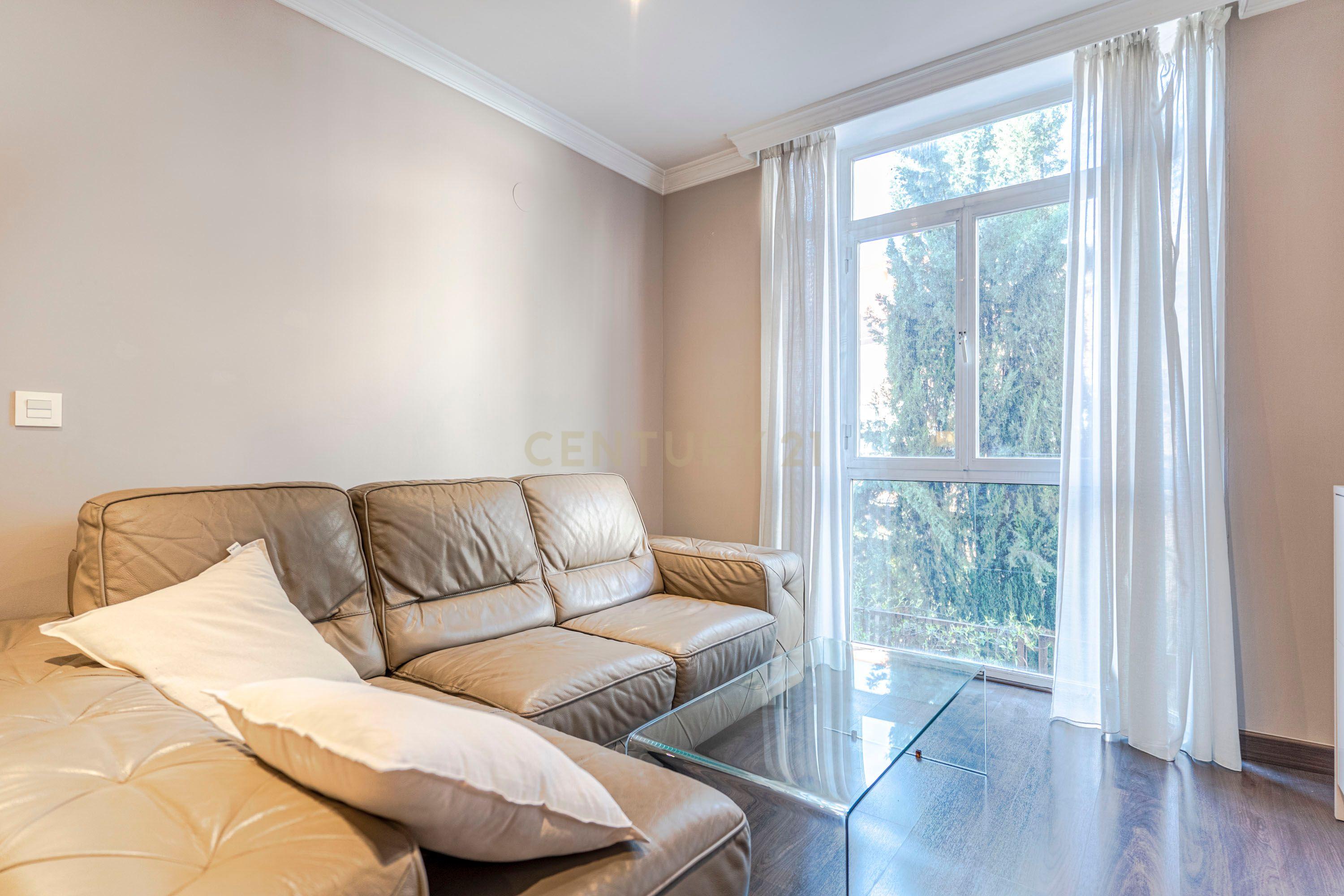Apartamento Renovado em Granada com Garagem e Segurança - Image 2