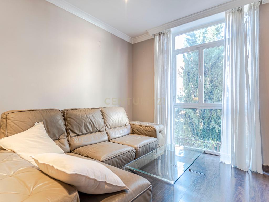 Apartamento Renovado em Granada com Garagem e Segurança - Image 2