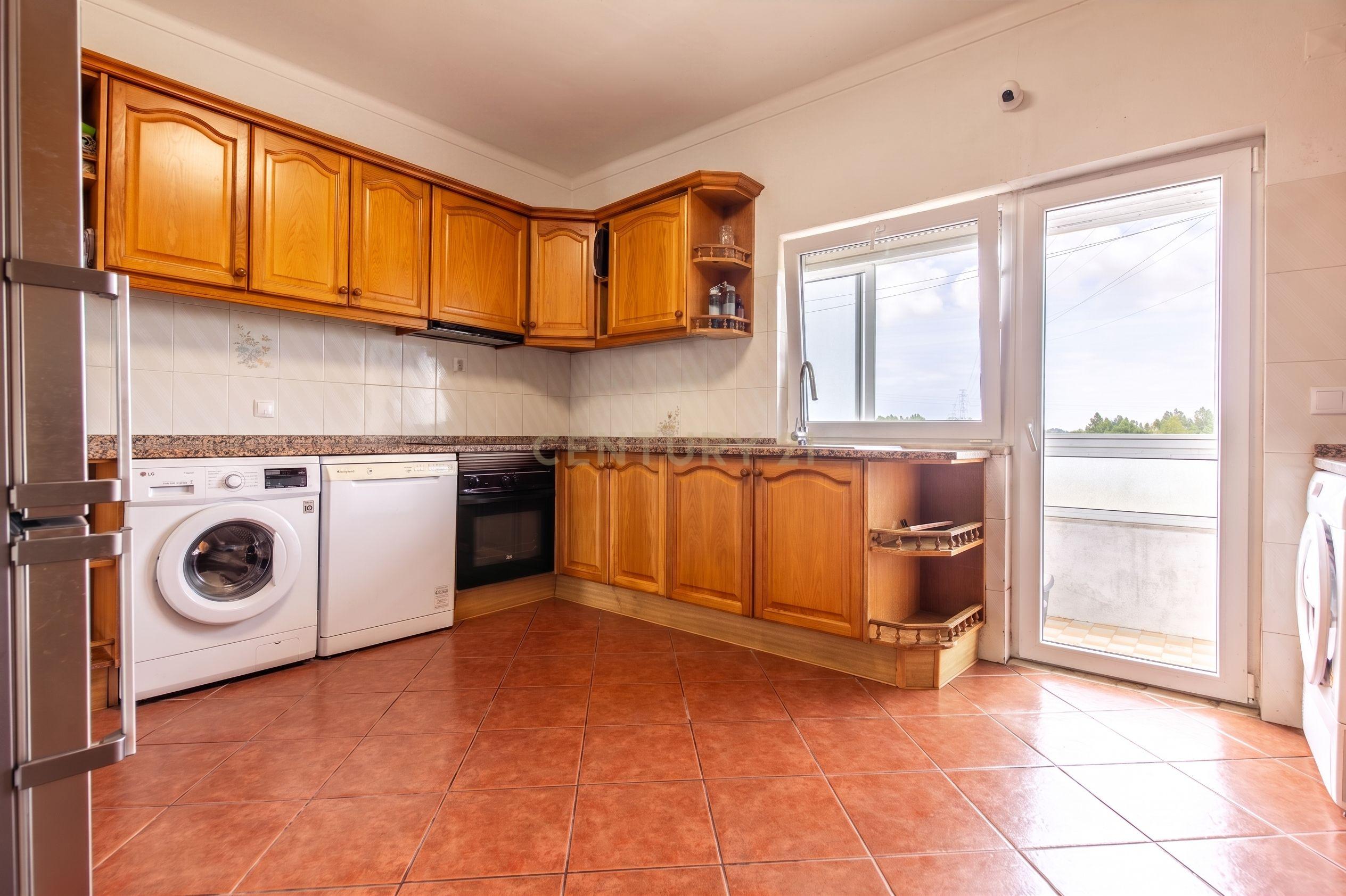 Fotografia 10 de Excelente Apartamento de 4 Assoalhadas com Terraço e Sótão Independente na Quinta do Conde.