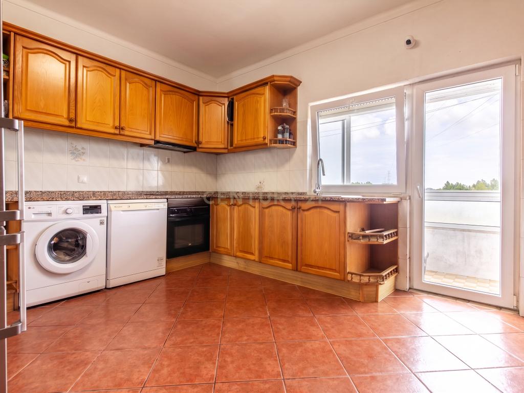 Excelente Apartamento de 4 Assoalhadas com Terraço e Sótão Independente na Quinta do Conde. - Image 10