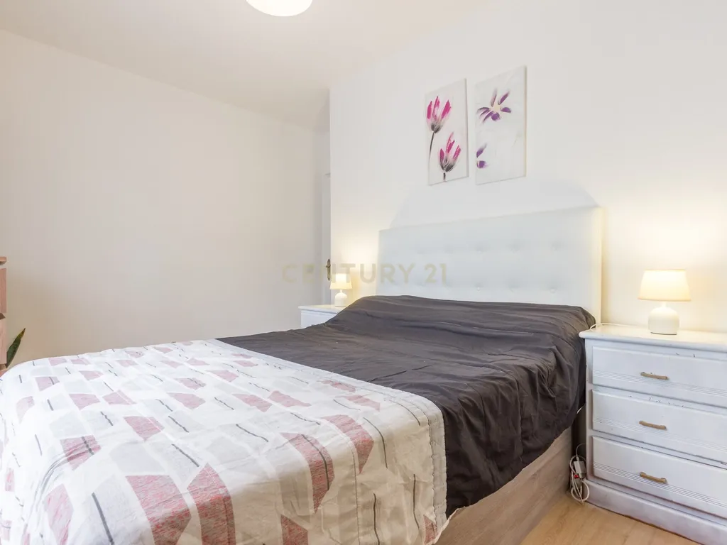 Apartamento T2 Moderno no Monte da Caparica, Pronto a Habitar - Image 14